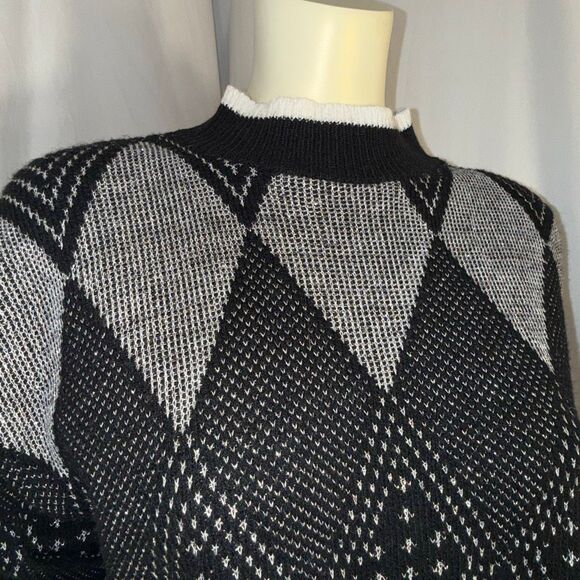 Vintage 1980s–1990s Black & Gray Argyle Knit Sweater - Picture 3 of 8